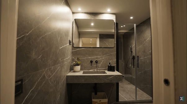 Cuarto de baño en marmol gris